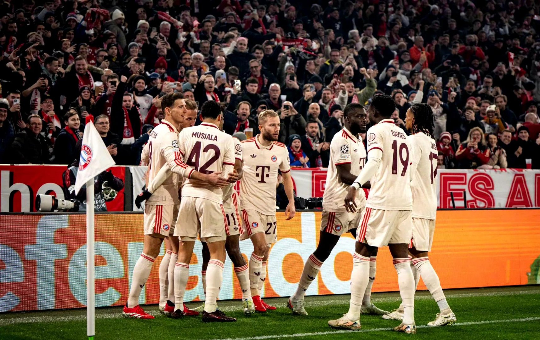 奥格斯堡队客场遭遇惨败，局面堪忧