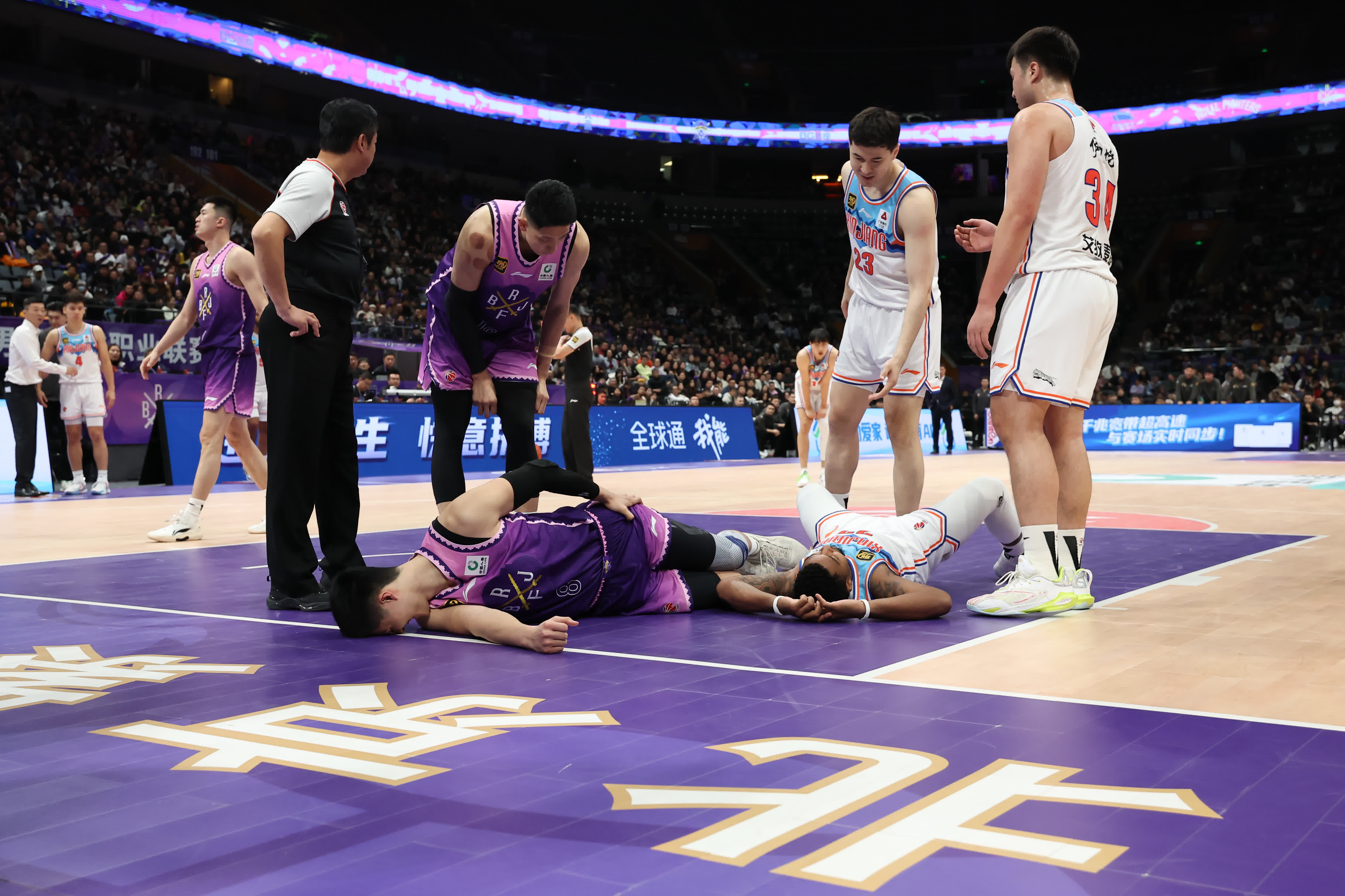 关于一场激烈争夺的篮球盛宴，战术对决成焦点的信息